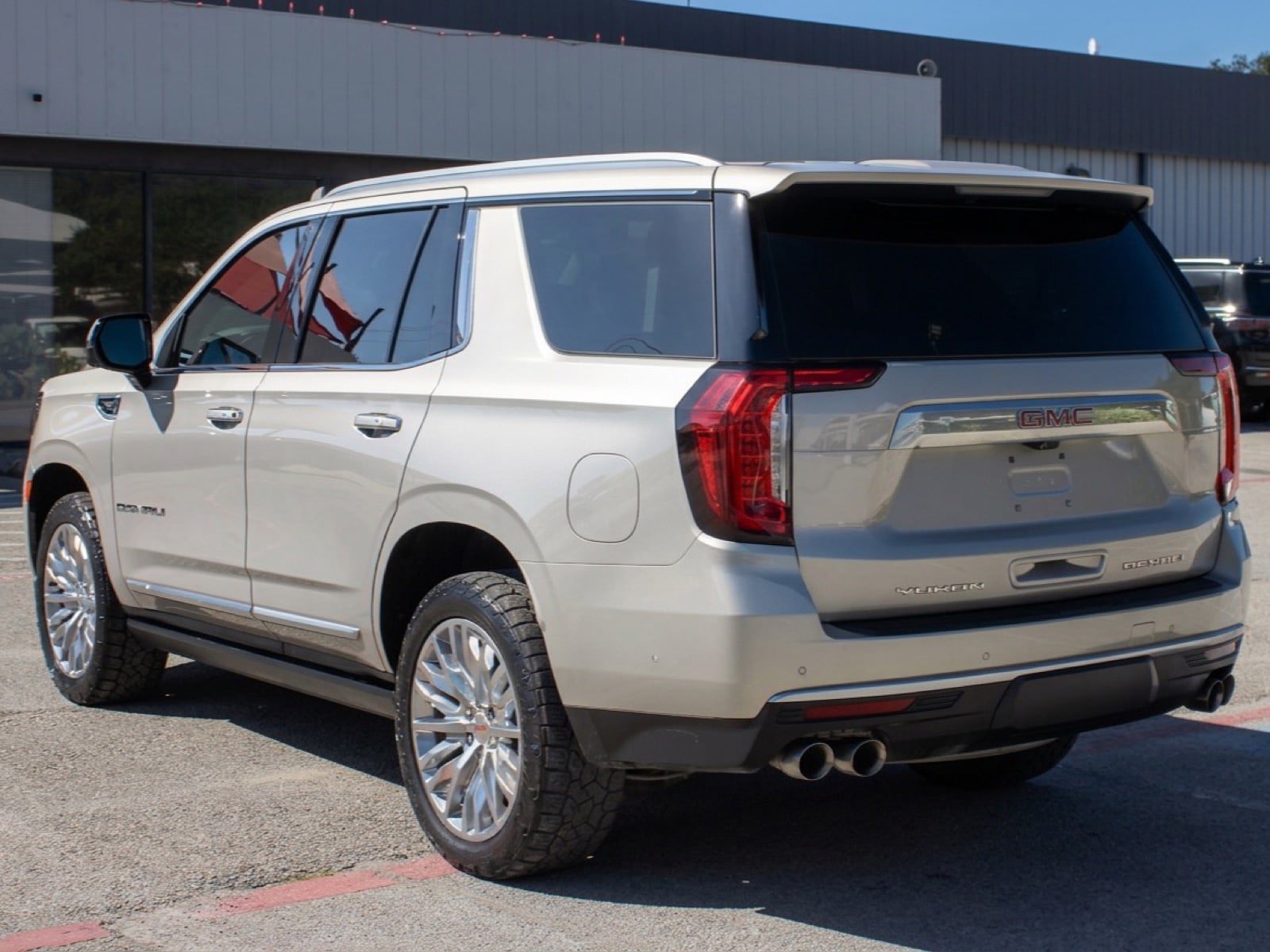 Used 2024 GMC Yukon Denali w/ Advanced Technology Package AWD/4WD image 4