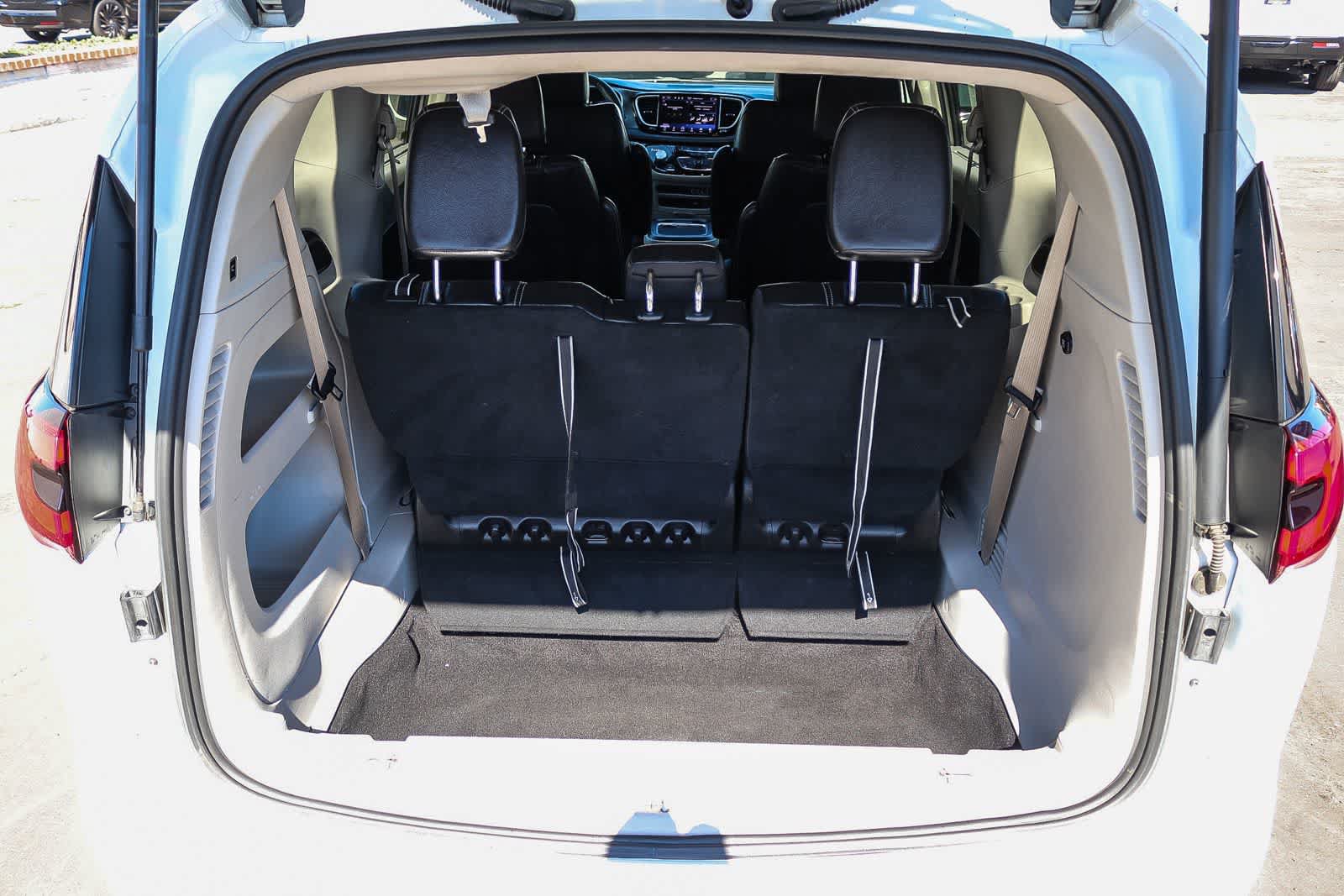 Used 2022 Chrysler Pacifica Touring-L FWD image 26