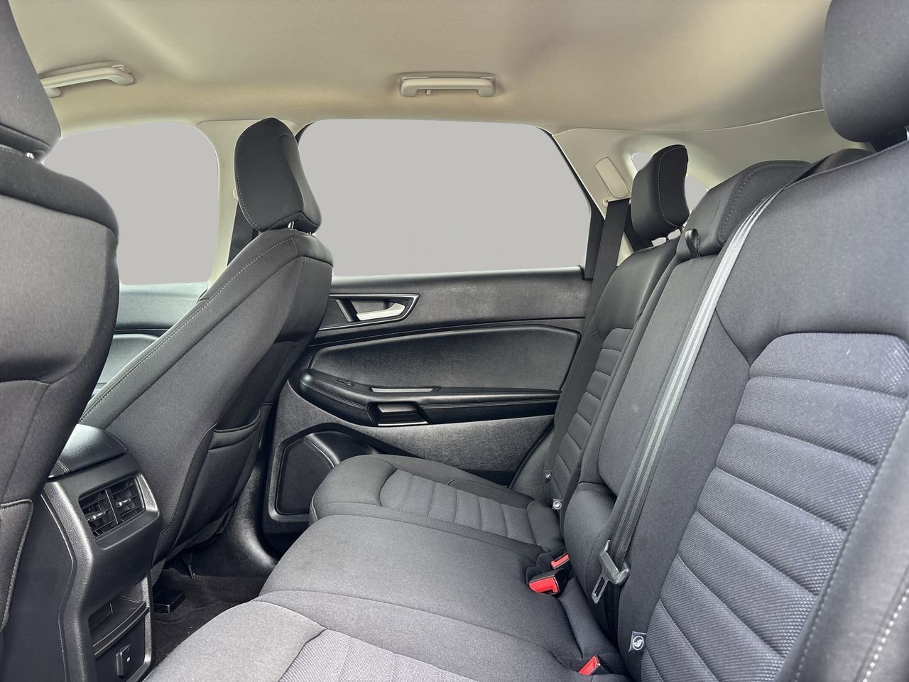 Used 2020 Ford Edge SE image 16