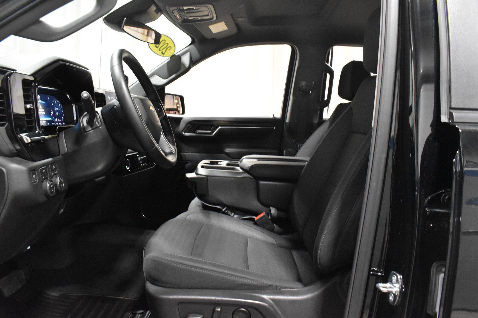 Used 2024 Chevrolet Silverado 1500 LT AWD/4WD image 3