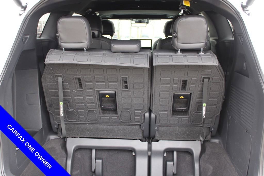 Used 2025 Toyota Sienna Platinum image 11