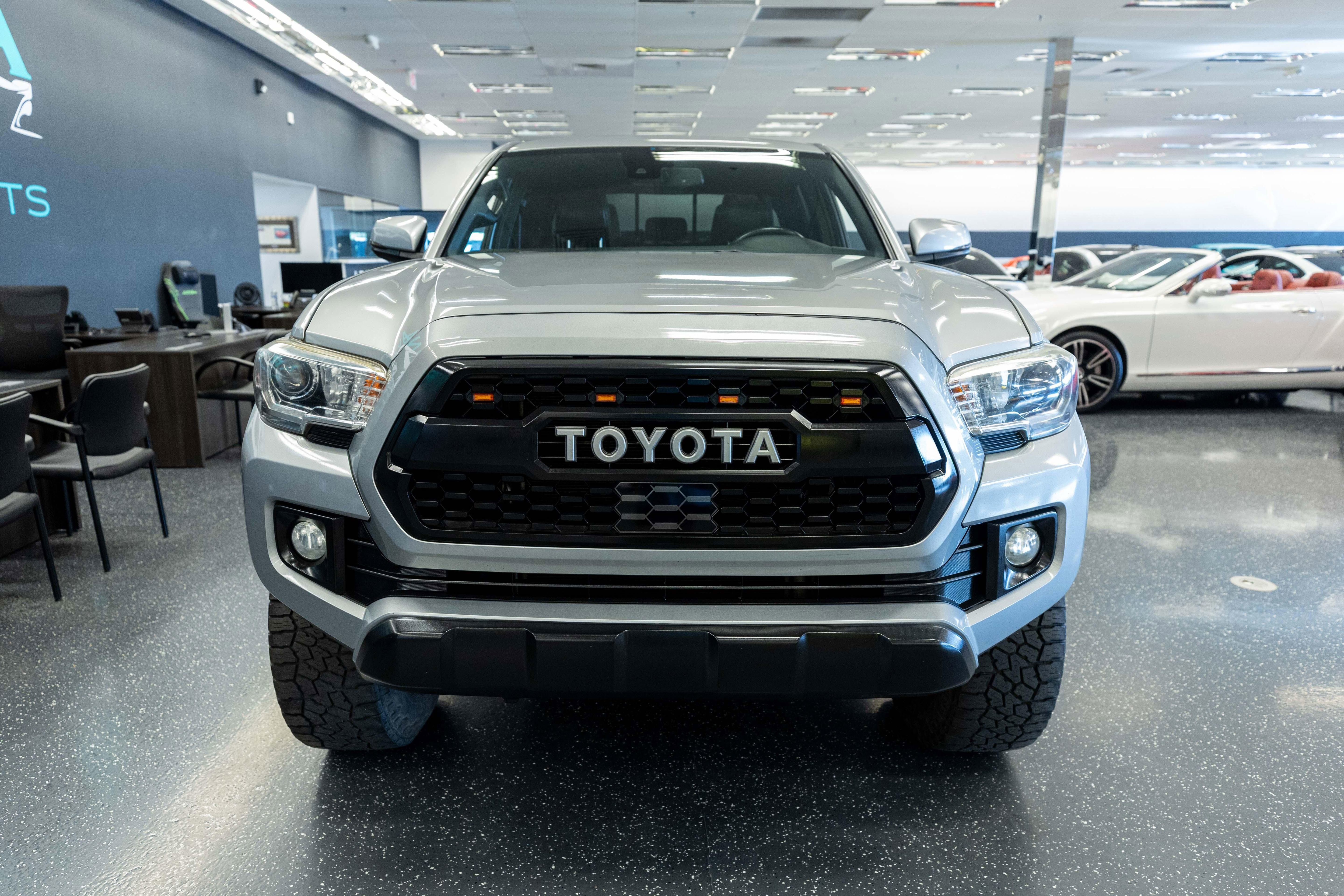 Used 2019 Toyota Tacoma TRD Off-Road AWD/4WD image 2