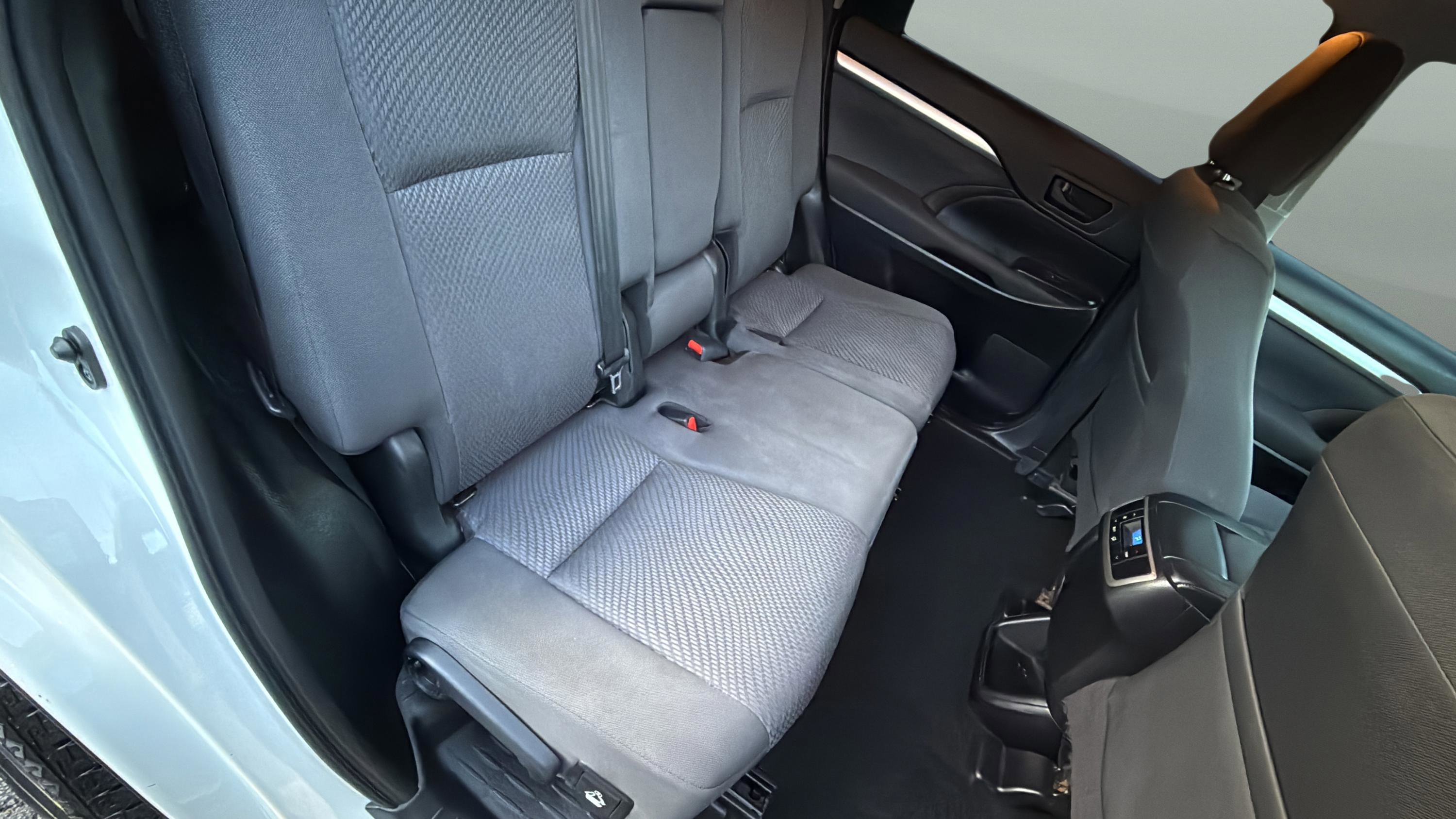 Used 2019 Toyota Highlander LE FWD image 31