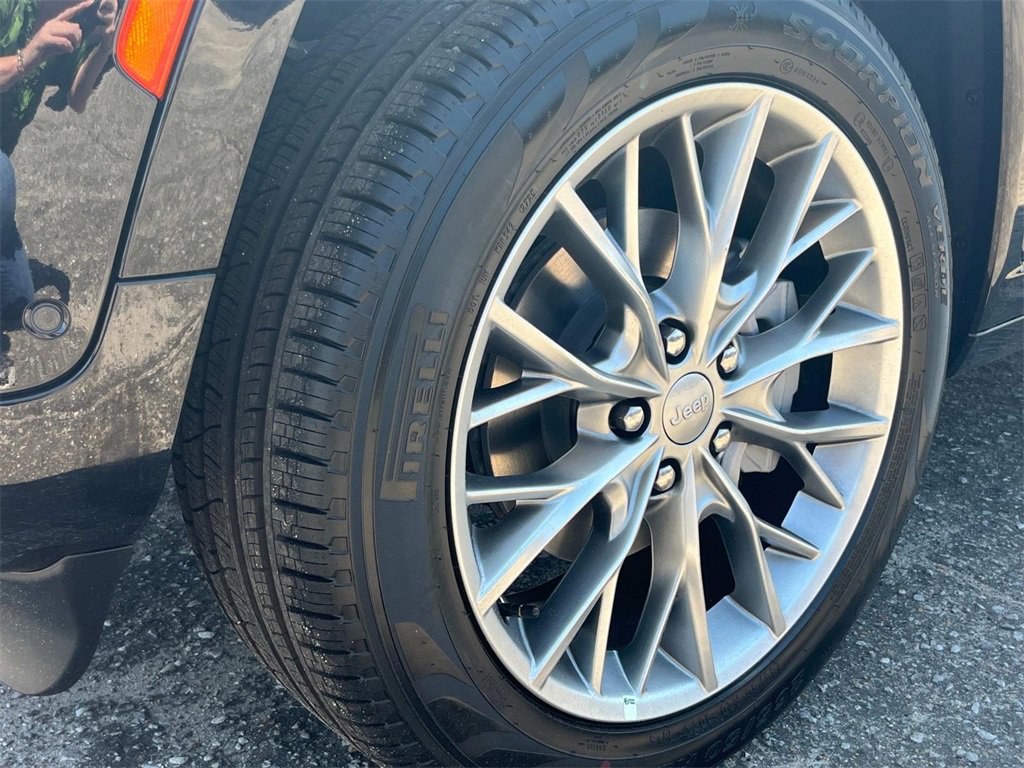 New 2025 Jeep Grand Cherokee Summit image 9