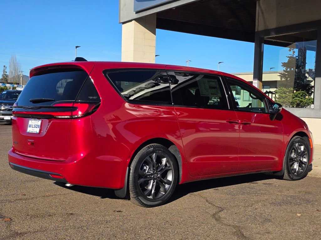 New 2026 Chrysler Pacifica Select image 2