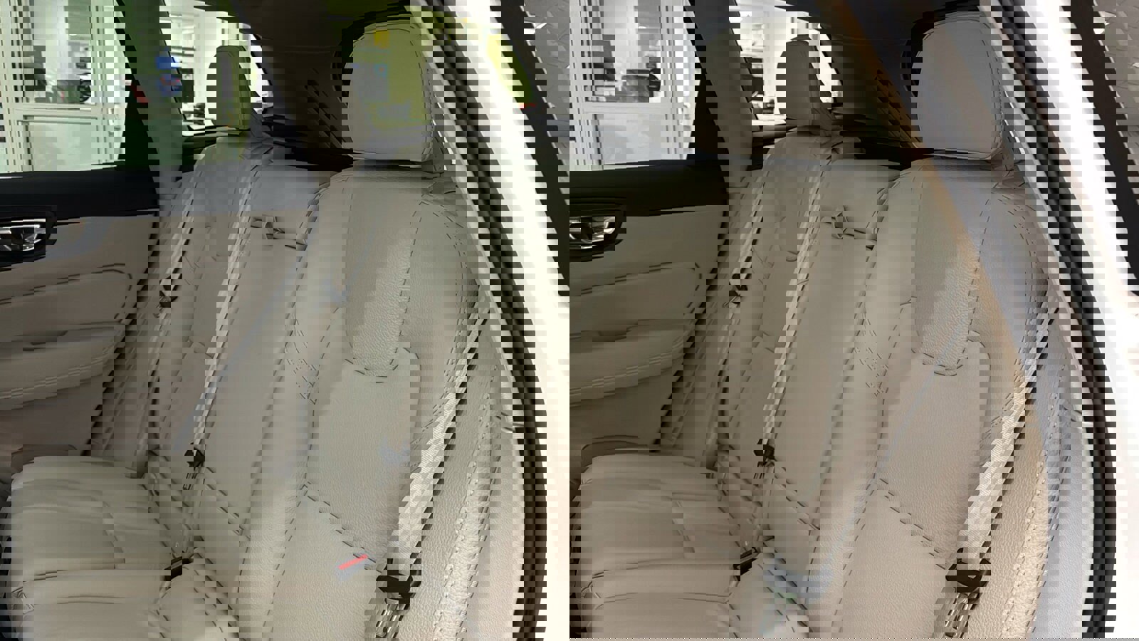 Used 2023 Volvo XC60 B5 Plus image 26