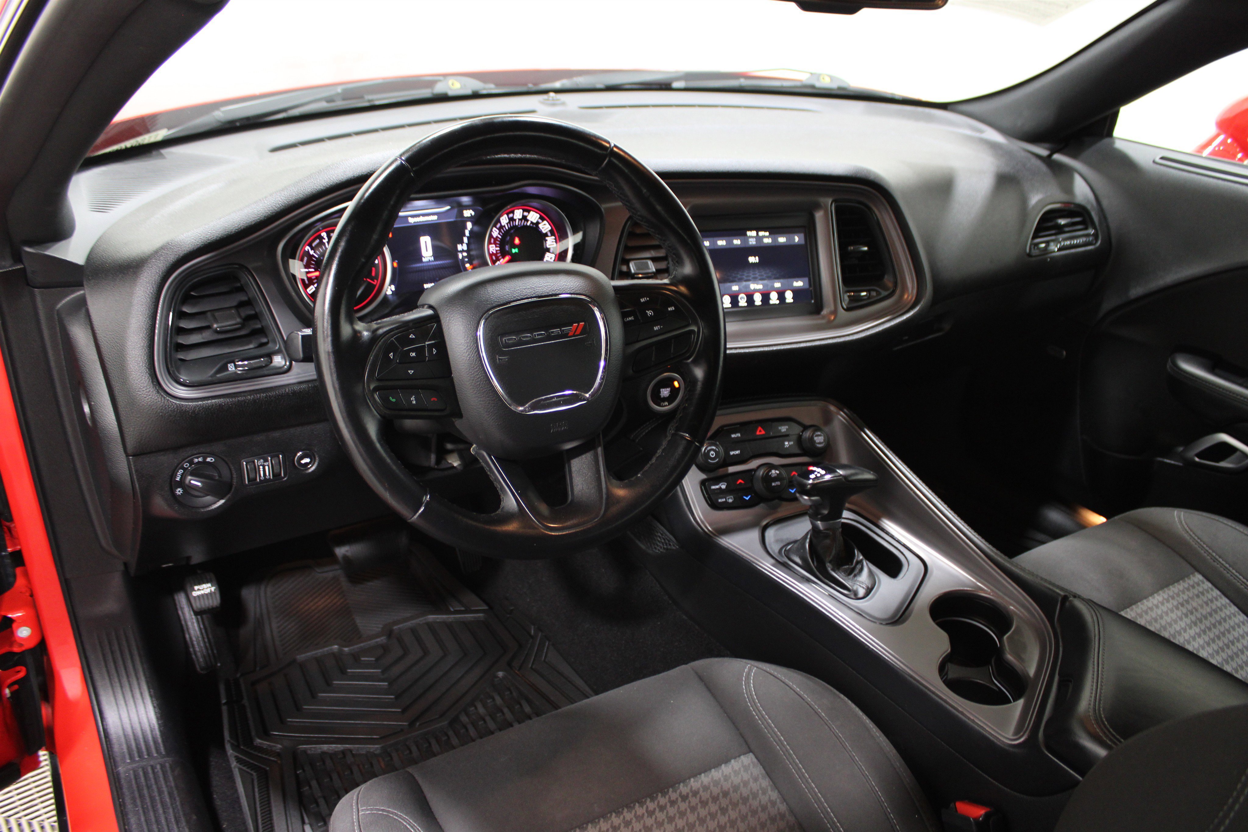 Used 2023 Dodge Challenger SXT image 2