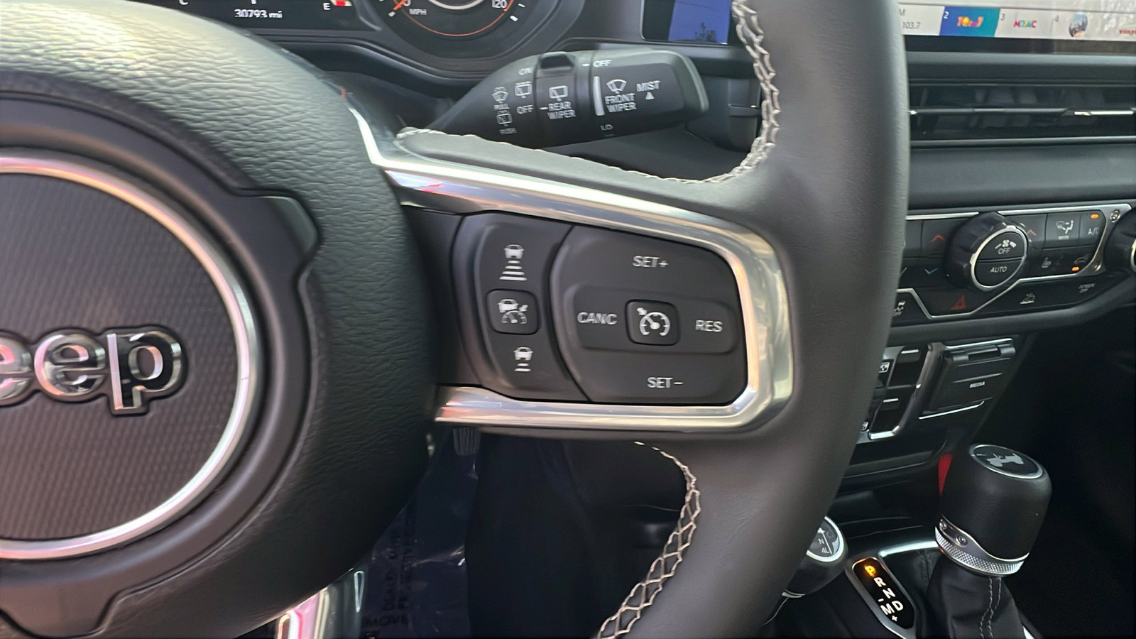 Used 2025 Jeep Wrangler Sahara image 27