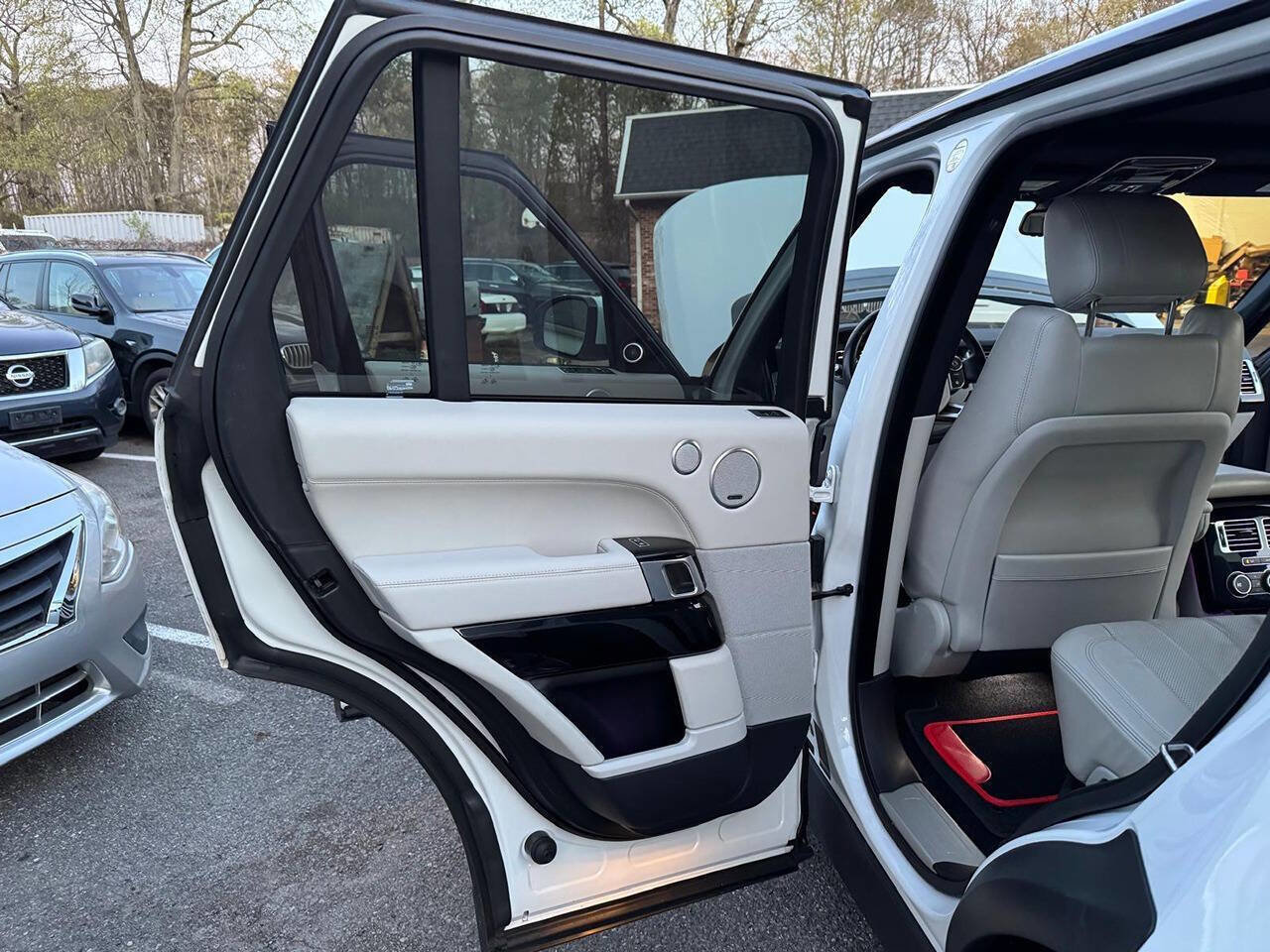 Used 2016 Land Rover Range Rover HSE image 18