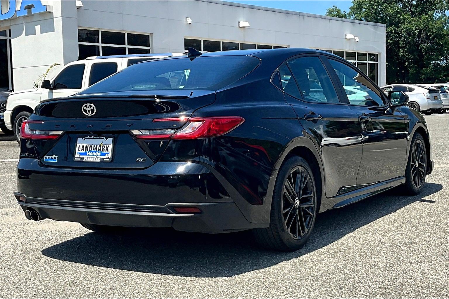 Used 2025 Toyota Camry SE FWD image 2