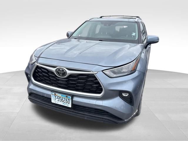 Used 2020 Toyota Highlander XLE AWD/4WD image 3