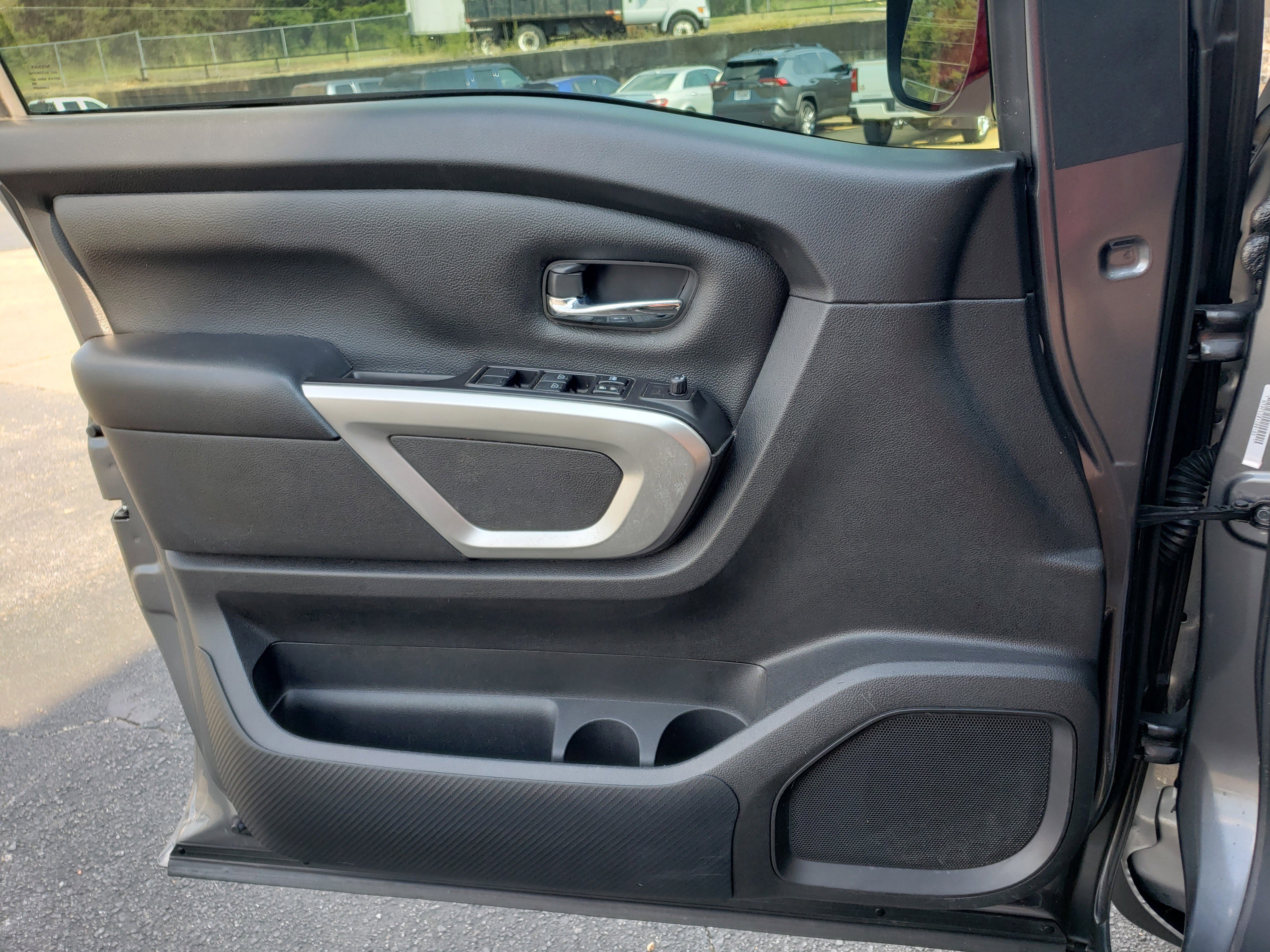 Used 2021 Nissan Titan SV w/ SV Convenience Package image 12