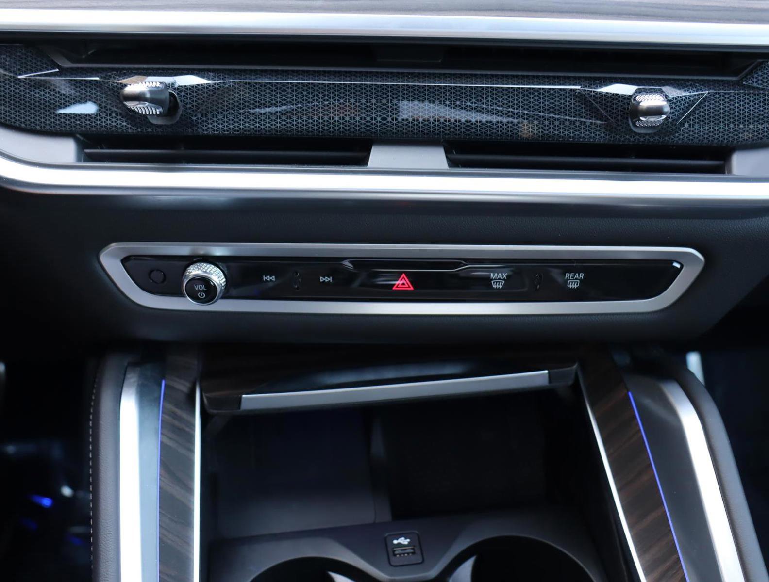 Used 2024 BMW X6 xDrive40i w/ Executive Package image 10