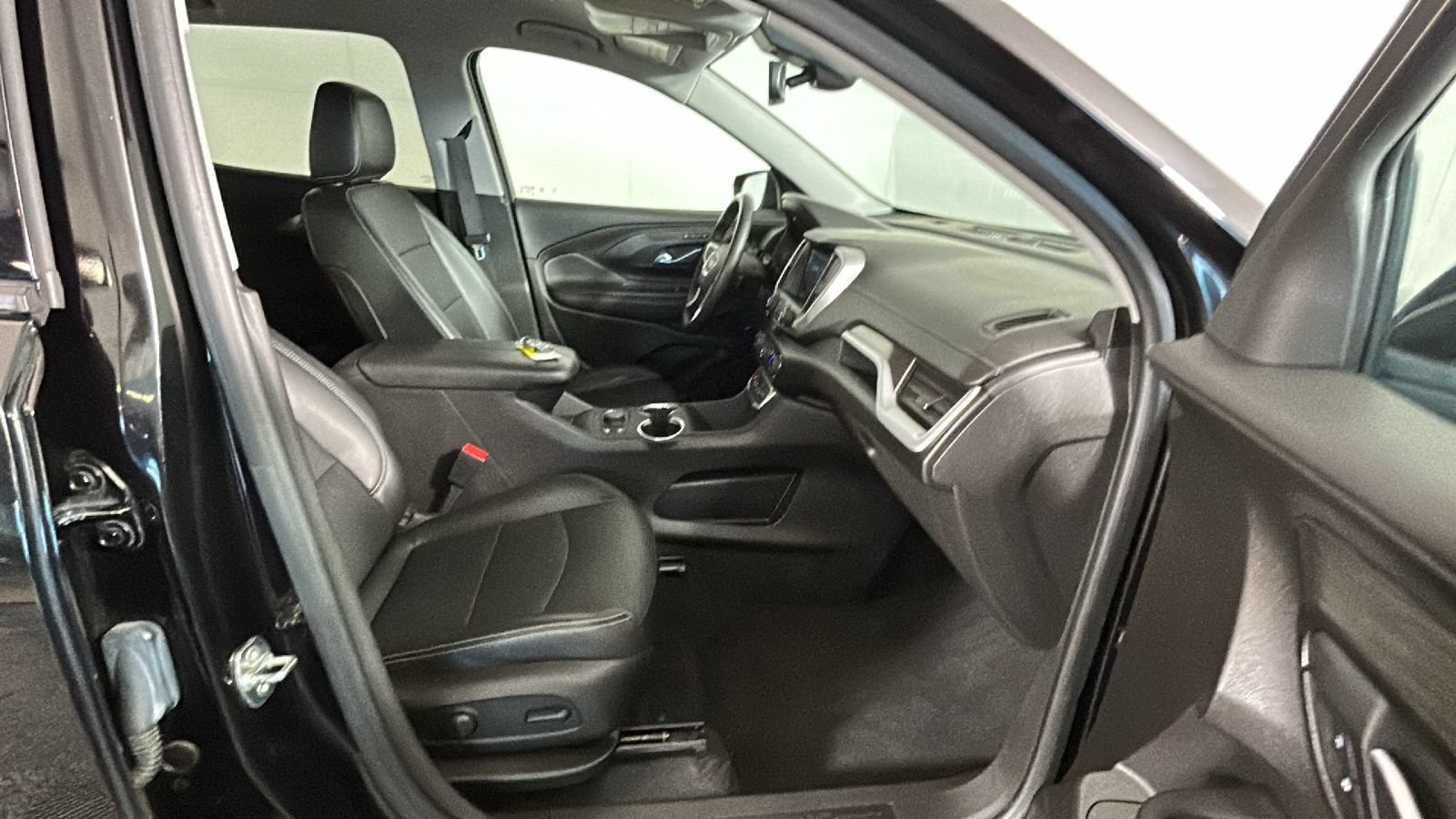 Used 2024 GMC Terrain SLT AWD/4WD image 34