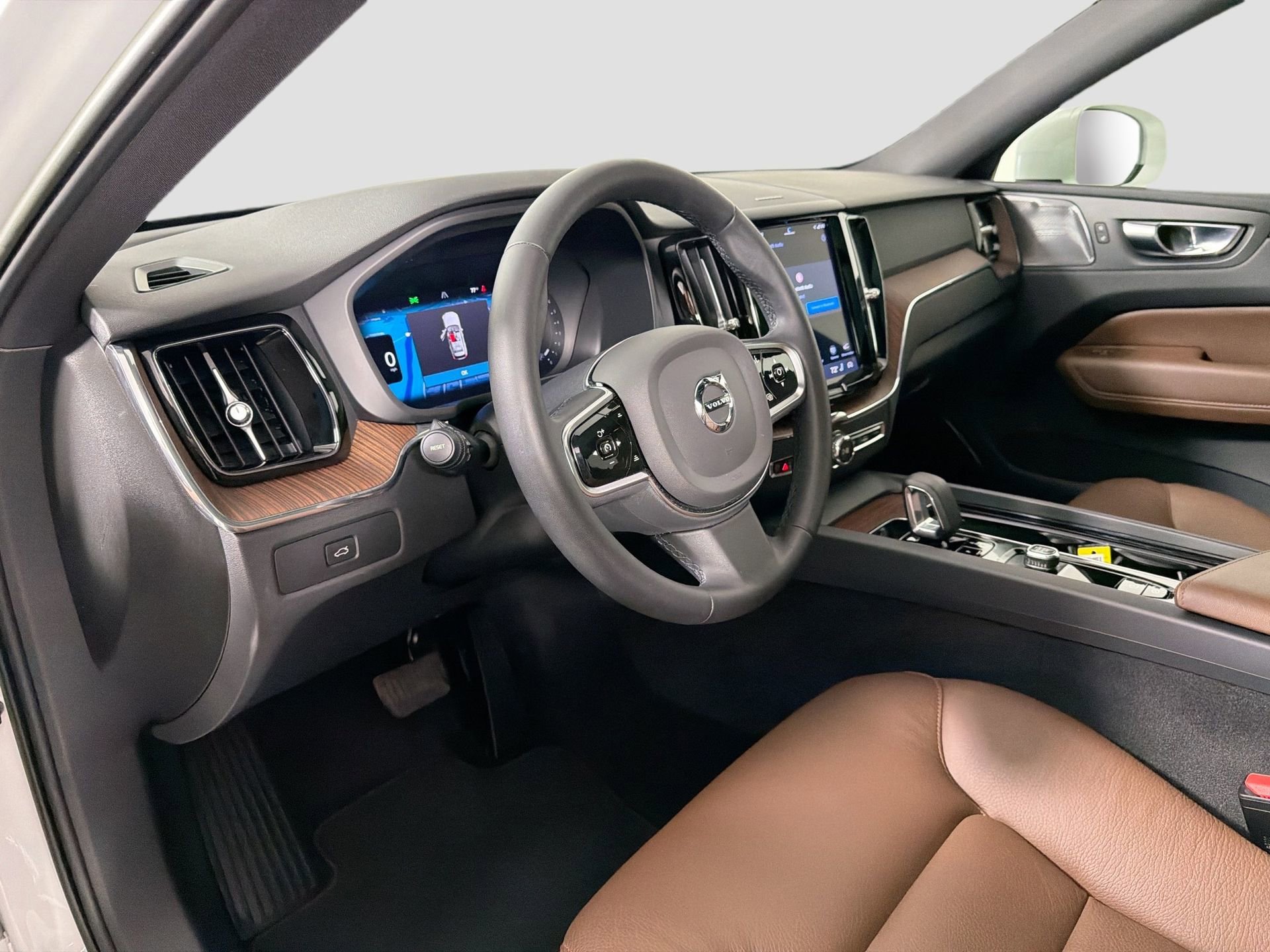 Certified 2023 Volvo XC60 B5 Plus w/ Protection Package Premier FWD image 10