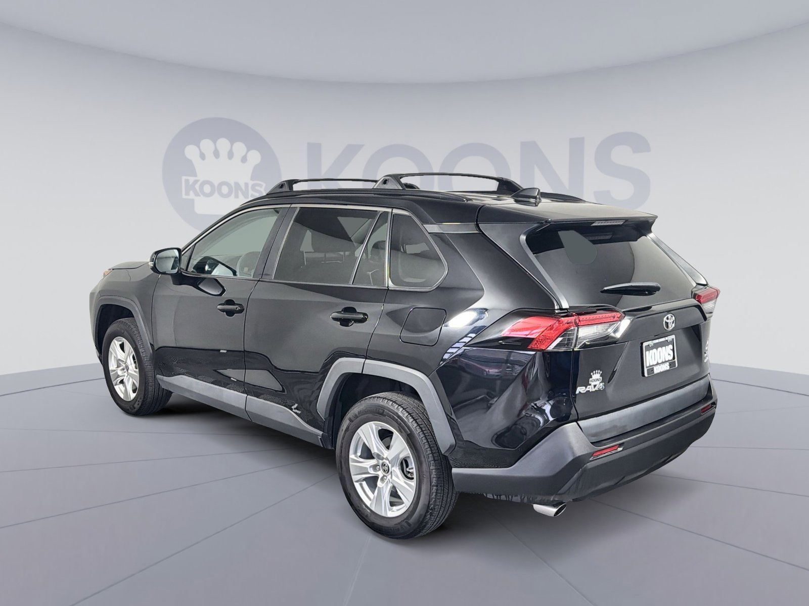 Used 2021 Toyota RAV4 XLE w/ Convenience Package image 4