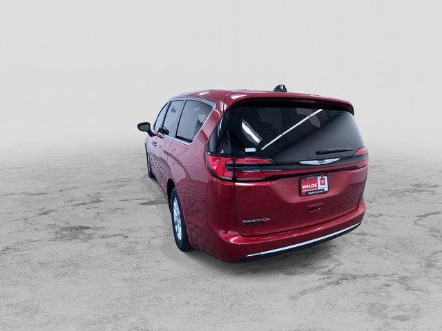 Used 2025 Chrysler Pacifica Select image 8
