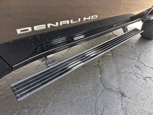 Used 2021 GMC Sierra 2500 Denali w/ Denali Black Diamond Edition image 13