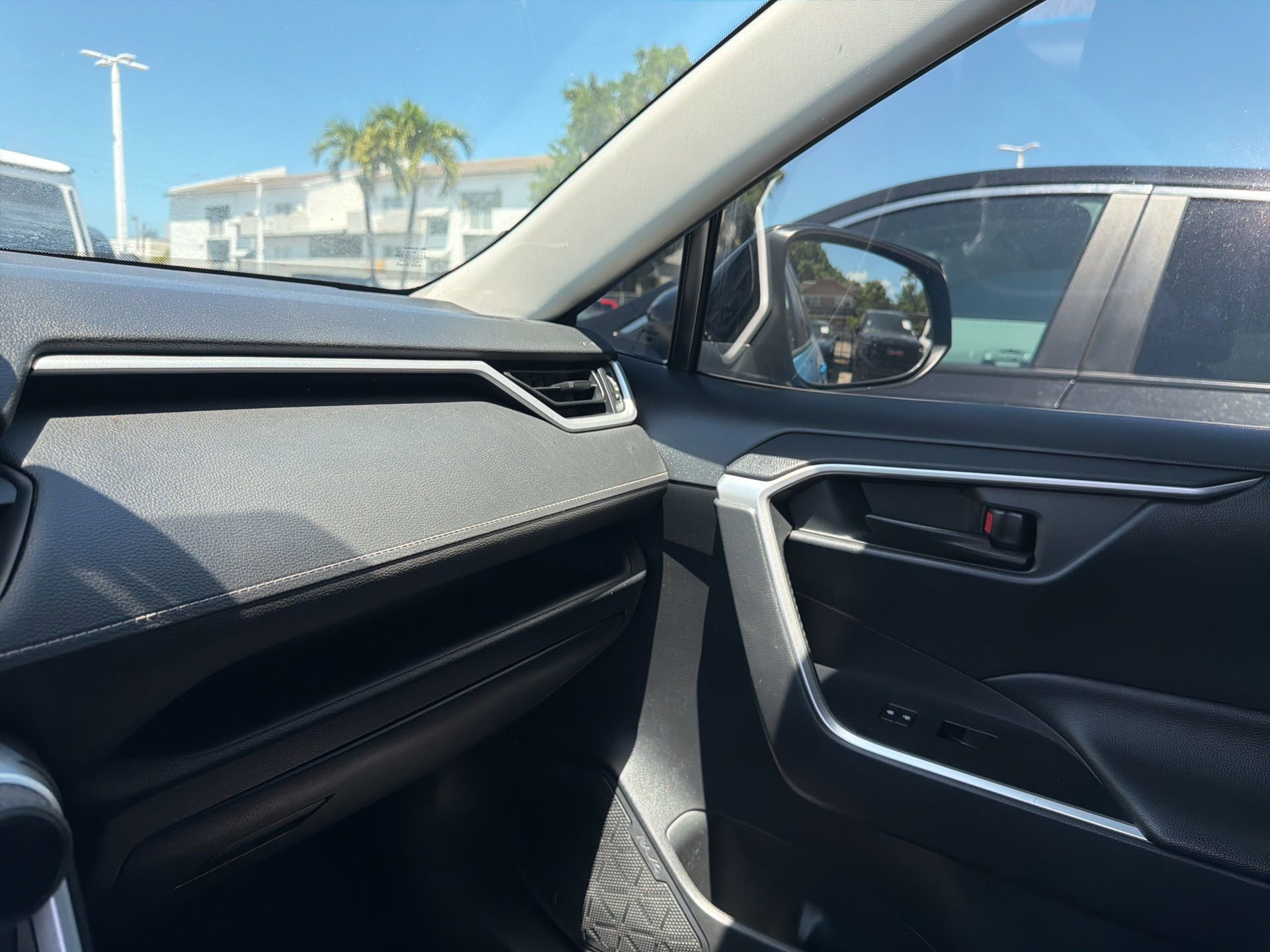 Used 2019 Toyota RAV4 LE FWD image 19