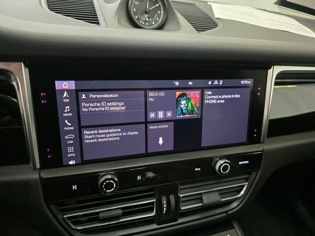 Certified 2024 Porsche Macan image 15