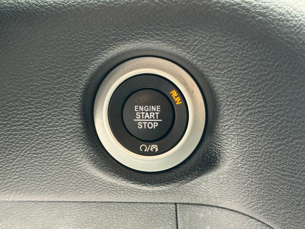Used 2025 Chrysler Pacifica Select FWD image 30