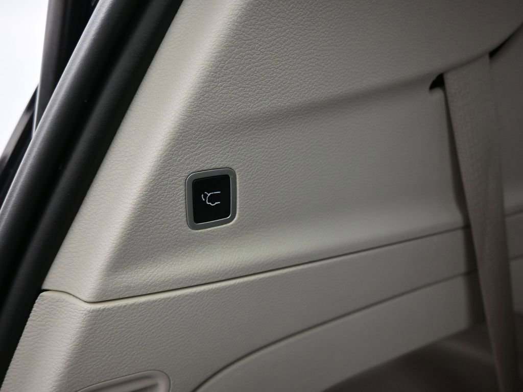 Used 2023 Chrysler Voyager LX image 16