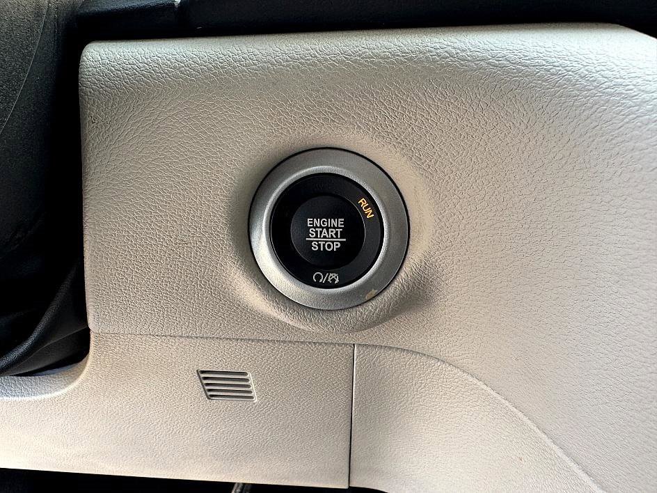 Used 2020 Chrysler Voyager L image 22