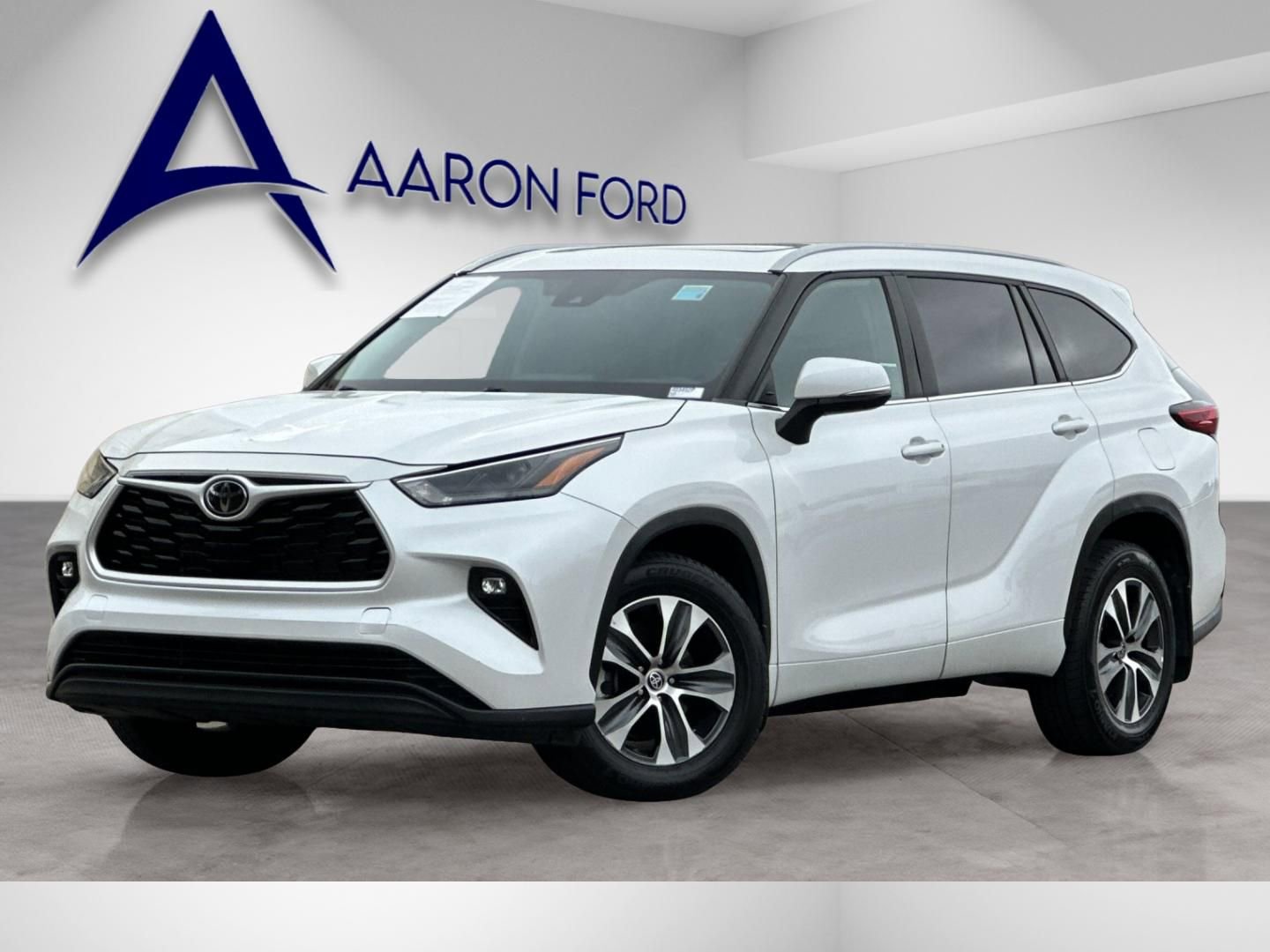 Used 2023 Toyota Highlander XLE image 2