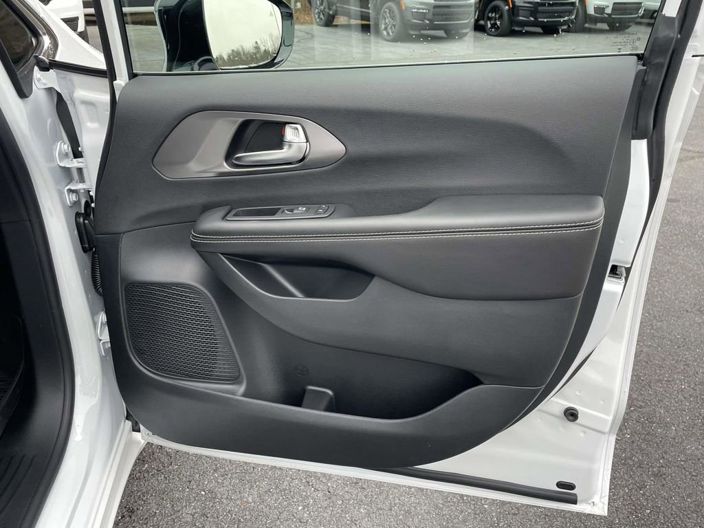 New 2026 Chrysler Pacifica Select image 16