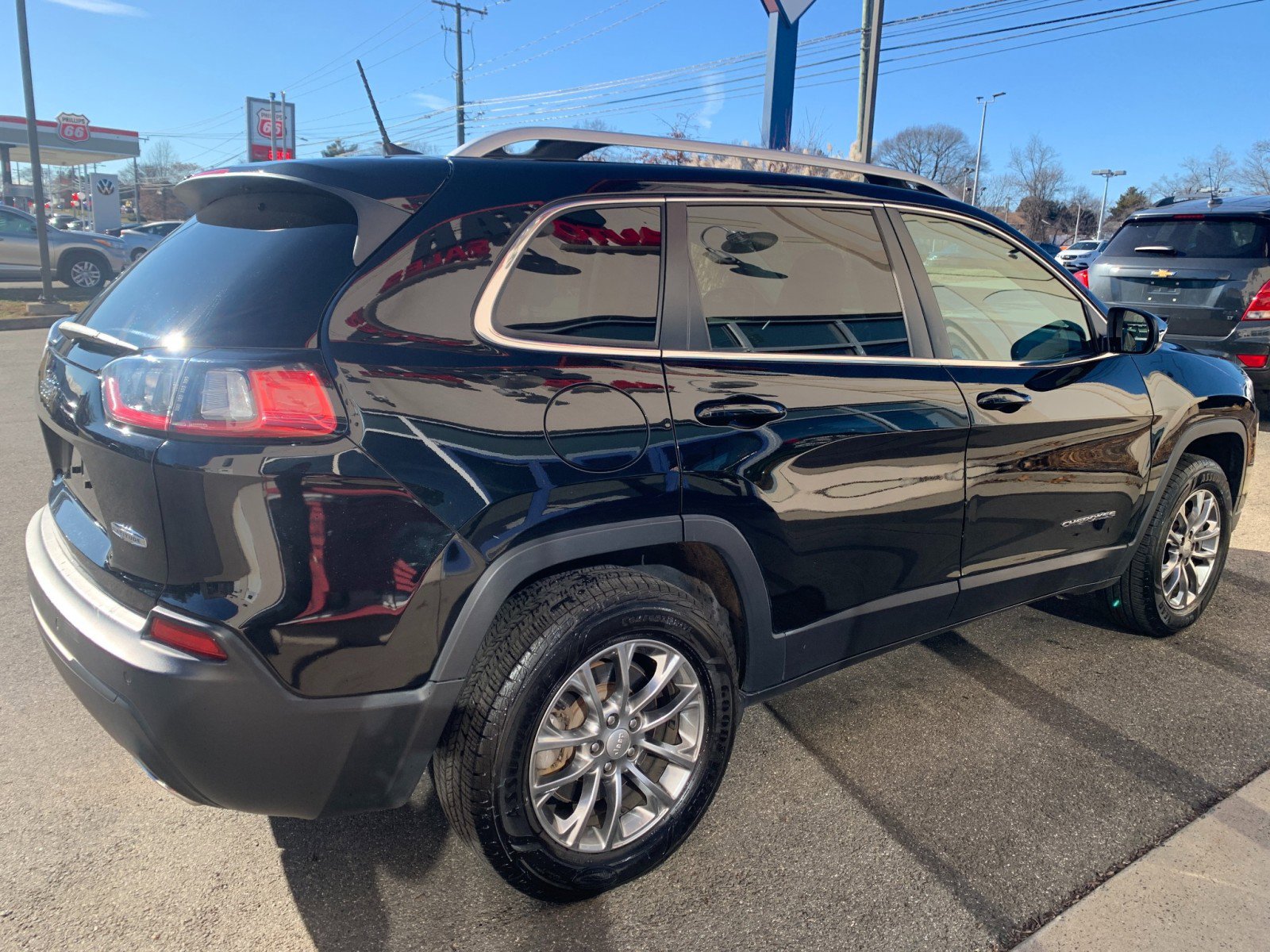 Used 2019 Jeep Cherokee Latitude Plus w/ Cold Weather Group image 7