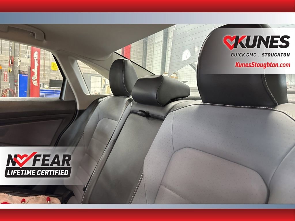 Used 2025 Volkswagen Jetta SE image 33