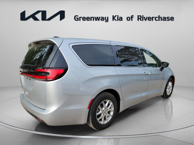 Used 2024 Chrysler Pacifica Touring-L image 6