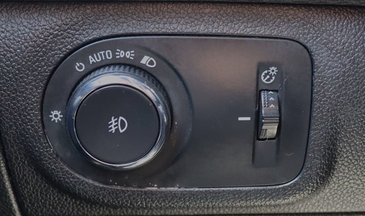 Used 2019 Chevrolet Cruze LT w/ Convenience Package FWD image 41