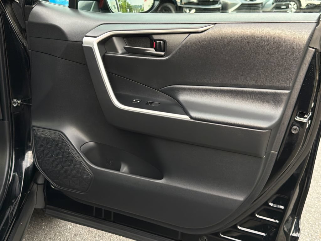 Used 2022 Toyota RAV4 LE AWD/4WD image 12