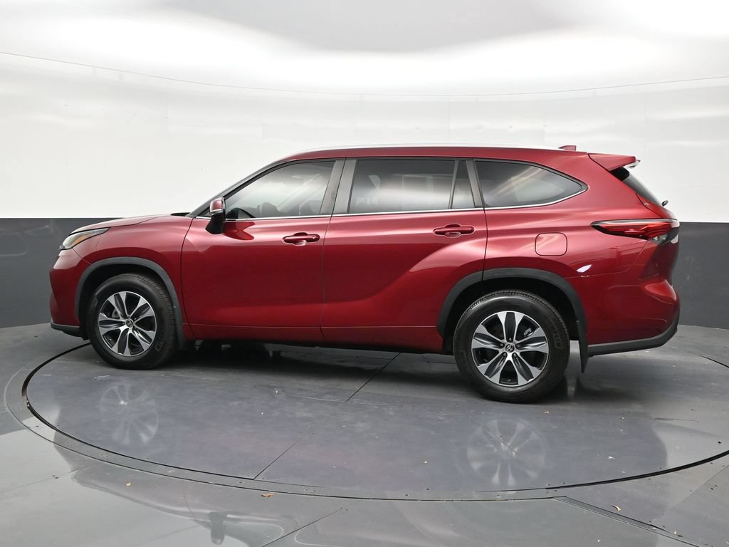 Used 2023 Toyota Highlander XLE FWD image 2
