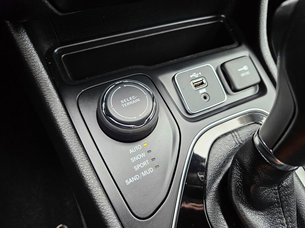 Used 2021 Jeep Cherokee Limited w/ Elite Package image 26