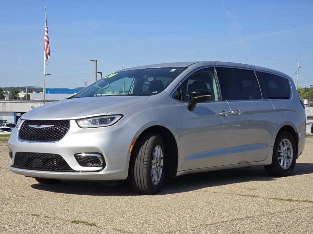 Used 2024 Chrysler Pacifica Touring-L FWD image 15