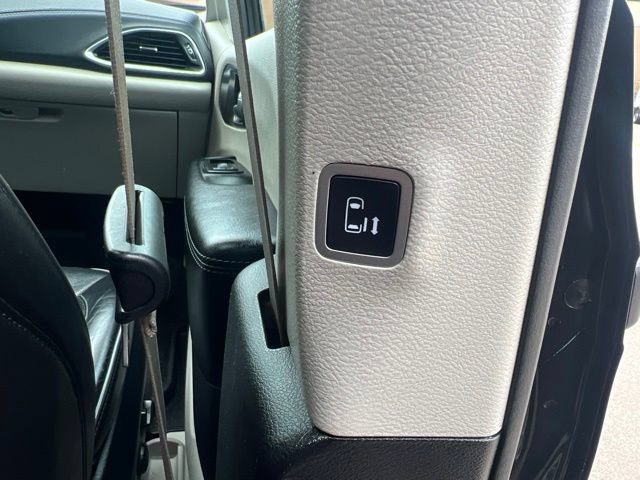 Used 2019 Chrysler Pacifica Limited FWD image 14