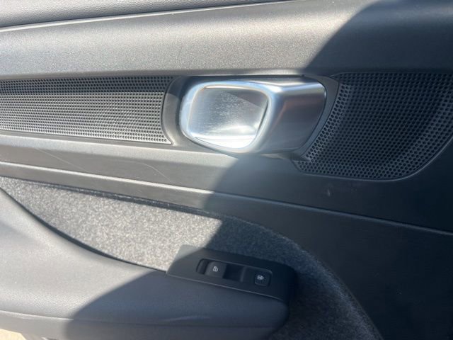 Used 2025 Volvo XC40 B5 Core image 25