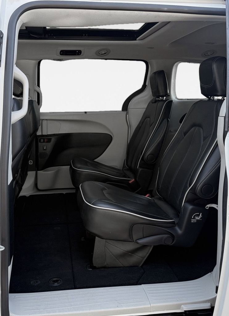 Used 2024 Chrysler Pacifica Limited image 13