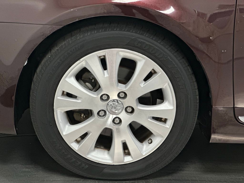 Used 2012 Toyota Avalon Limited image 23
