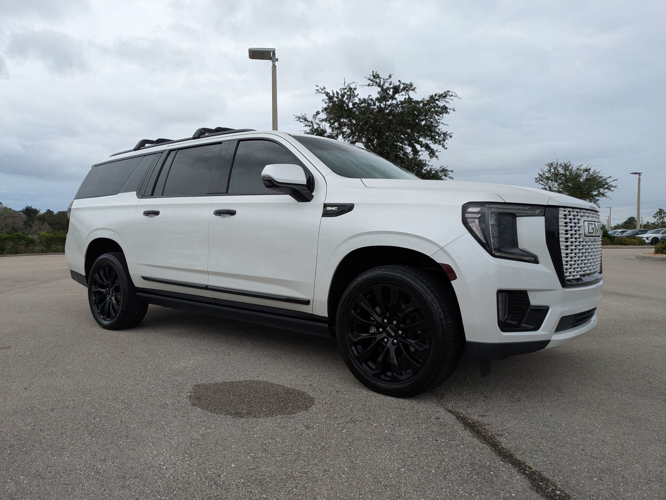 Used 2022 GMC Yukon XL Denali AWD/4WD image 2