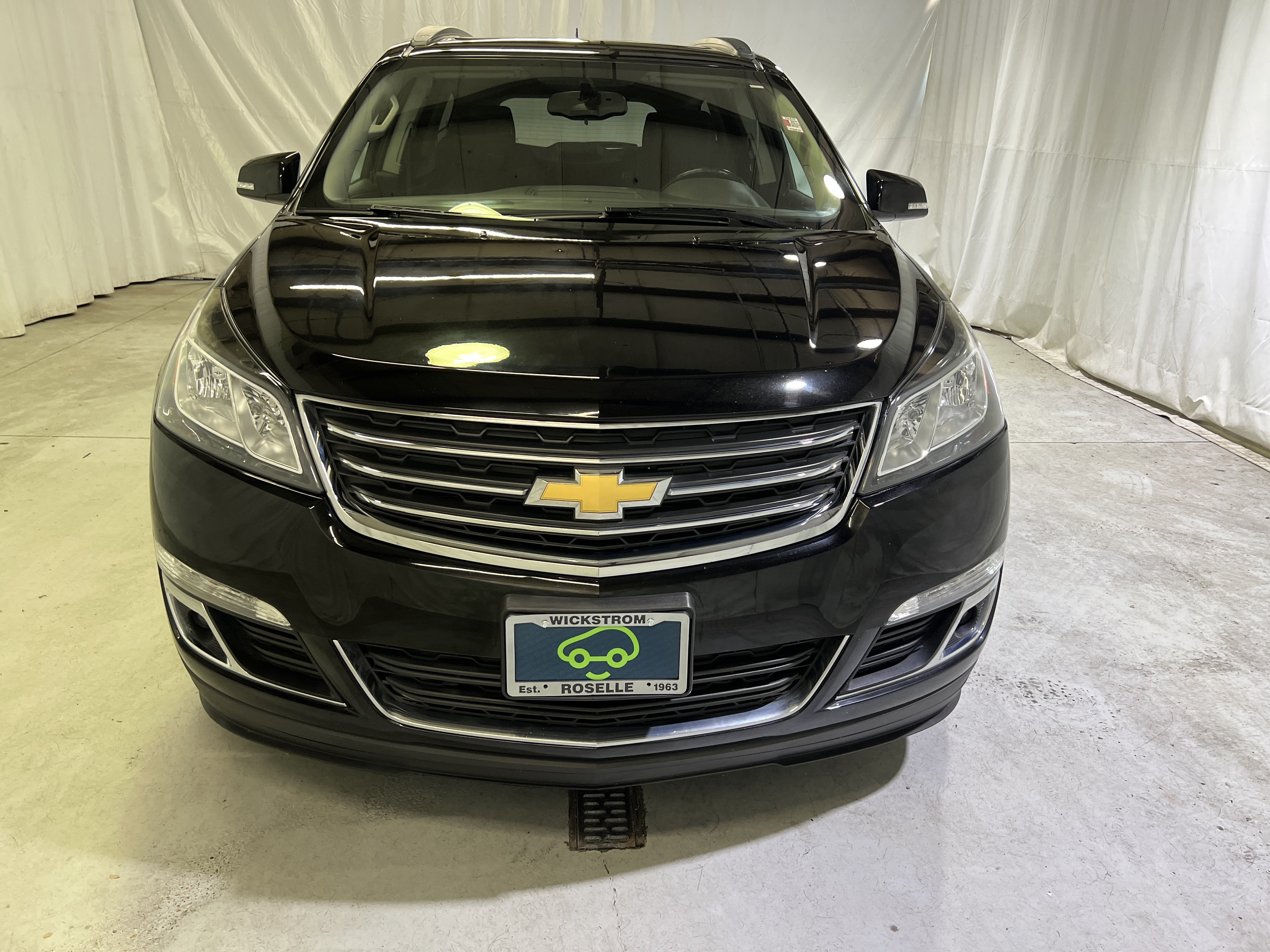 Used 2017 Chevrolet Traverse LT w/ Style and Technology Package FWD image 3