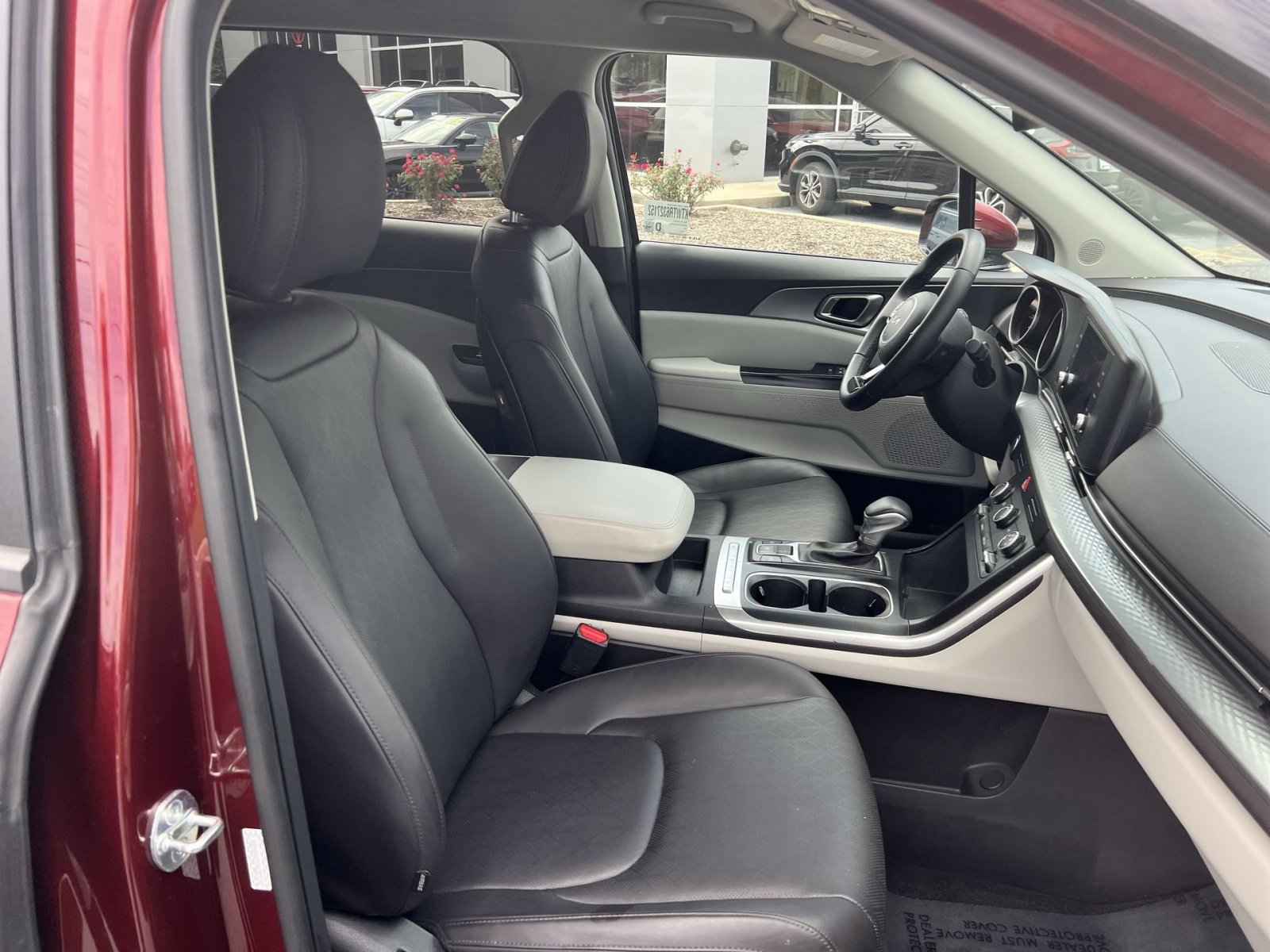 Used 2024 Kia Carnival LX FWD image 26