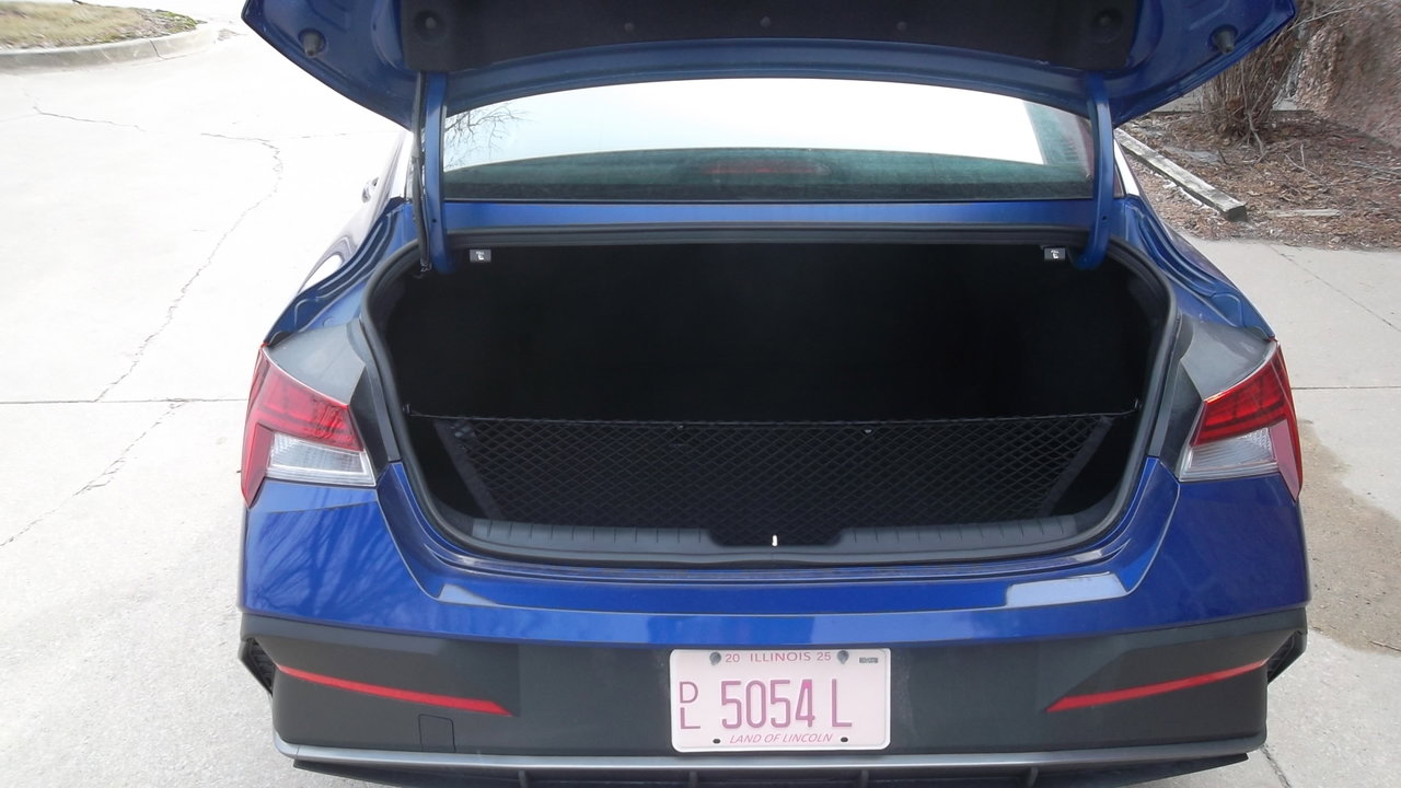Used 2025 Hyundai Elantra Blue image 6