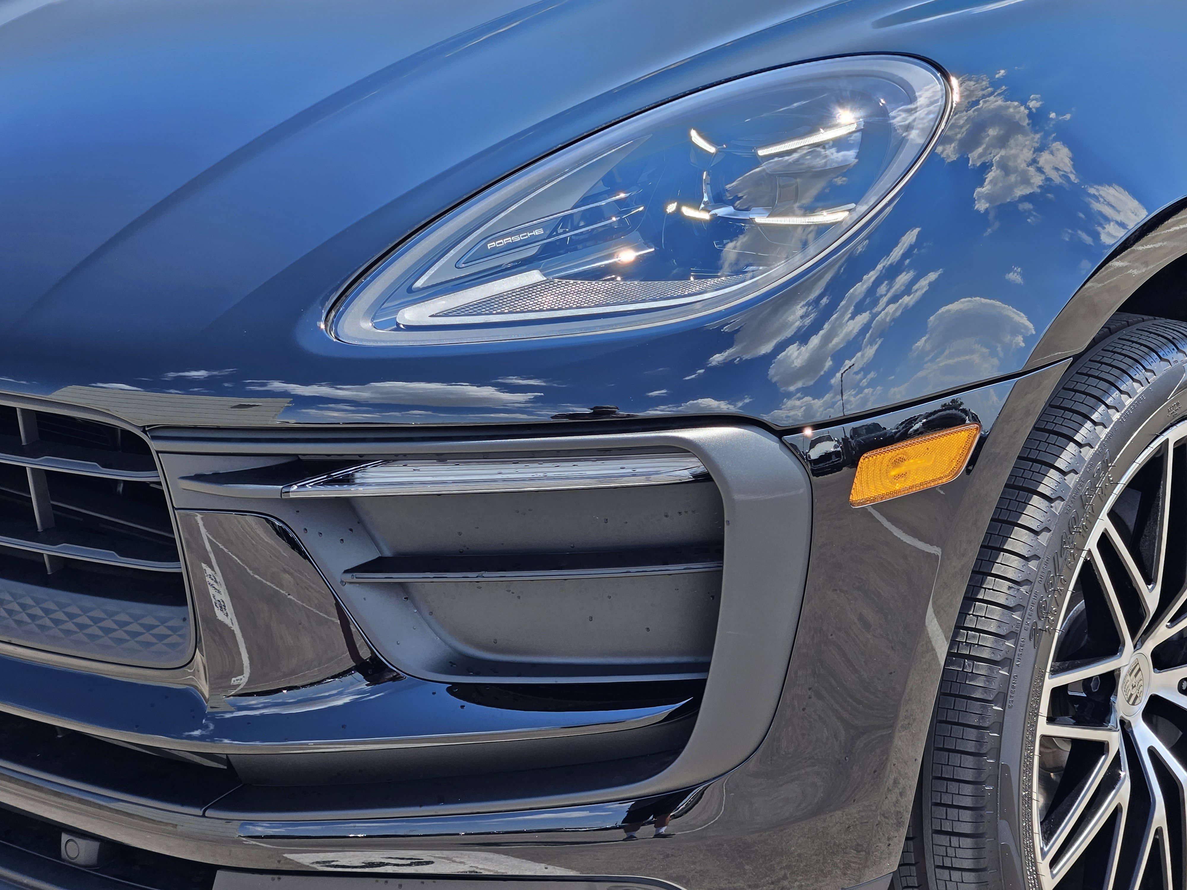 Certified 2025 Porsche Macan AWD/4WD image 12