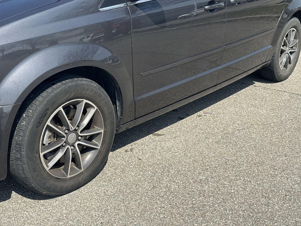 Used 2017 Dodge Grand Caravan SXT image 17