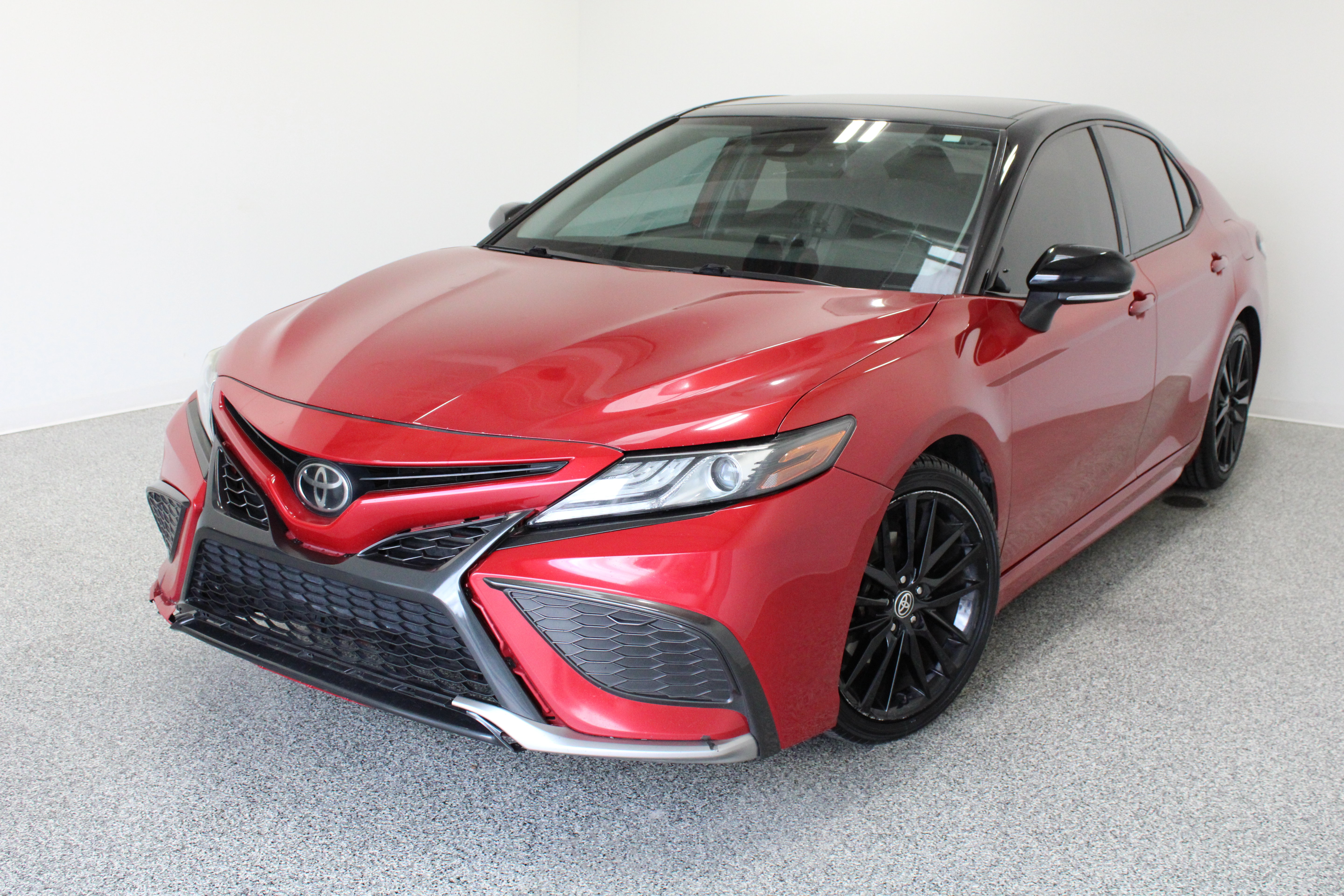 Used 2022 Toyota Camry XSE FWD image 2