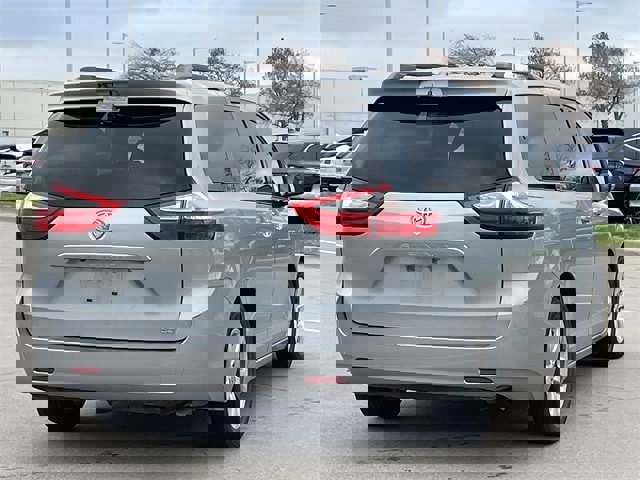 Used 2015 Toyota Sienna LE image 4