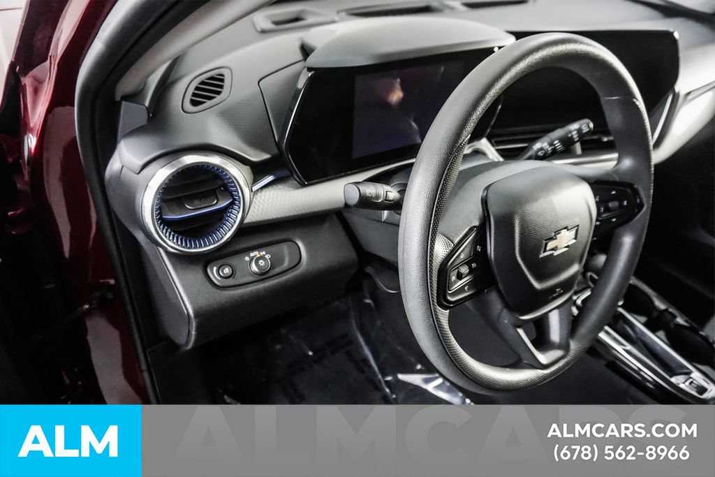 Used 2025 Chevrolet Trax LT FWD image 32